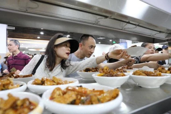 深金优配 重庆荣昌机关食堂五一期间受热捧：肉类总消耗2万斤，单日吃卤鹅800只